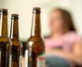 Symbolbild: Alexander Heinl
Wenn das Feierabendbier immer mehr und zur Gewohnheit wird: Beim Kampf gegen die Sucht bieten die Anonymen Alkoholiker seit 50 Jahren Austausch und Hilfestellung in Weiden.