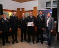 Bild: KBM Florian Schlegel
Andreas Lindner (Dritter von rechts) wurde für seine Leistungen mit dem Ehrenkreuz in Silber des Kreisfeuerwehrverbandes Amberg-Sulzbach ausgezeichnet. Dazu gratulierten KBM Alexander Graf, KBI Armin Daubenmerkl, KBR Christof Strobl, stellvertretender Vorsitzender des Kreisfeuerwehrverbandes Christoph Staudte und Bürgermeister der Gemeinde Freudenberg, Alwin Märkl.