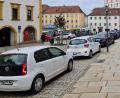 Archivbild: Tobias Gräf
Ein Ausschnitt des in der Zeitung erschienenen Bildes mit den Autos von Parksündern auf dem Sulzbach-Rosenberger Luitpoldplatz. Ein Leser fand es unverständlich, dass die Kennzeichen gepixelt wurden.