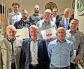 Bild: R. Kreuzer
Ehrungen gibt es bei der Bäko Oberpfalz. Zudem wurden ausgeschiedene Aufsichtsräte wieder bestätigt: Helmut Retzer (vorne, von links) , Walter Beer, Werner Röhnert; mittlere Reihe: Andreas Keck, Thomas Klughardt, Martin Völkl, Philipp Beyer und Reiner Schlaffer, Patrick Hein und Marco Ries (hintere Reihe).