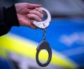 Symbolbild: Soeren Stache/dpa/Symbolbild
Ein Polizist hält ein Paar Handschellen. In Schwandorf wurde ein Mann festgenommen.