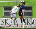 Bild: Büttner
Auch Kopfballsieger: Felix Behnke (rechts) und die SpVgg SV Weiden fertigten Karlburg mit 5:1 ab.