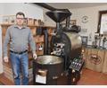 Bild: no
Andree Janzen neben der Kaffeeröstmaschine, mit der er viele verschiedene Sorten herstellt. Noch heuer zieht er mir seiner Frau wieder in seine alte Heimat Norddeutschland.
