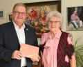 Bild: gf
Bürgermeister Martin Preuß gratuliert der rüstigen Seniorin Christa Zeiler zum 90. Geburtstag.