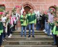 Bild: mfh
Das Personal der Notaufnahme und Mitglieder der Gemeinschaft Sankt Georg Rosenberg bildeten ein buntes Spalier für das Brautpaar Sandra Kammerl und Dominik Lindemeir, das mit ihrem Outfit ein deutliches Statement für die GSG abgab.