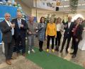 Bild: ge
Ein Prosit auf 75 Jahre Erfolgsgeschichte: Von links Bürgermneister Daniel Morin (St. Pierre/Frankreich), Landrat Richard Reisinger, die ehemaligen VHS-Leiter Manfred Härtl und Julia Wolfsteiner, die älteste Dozentin Gisela Hafner, VHS-Chefin Claudia Mai, stellv. Leiter Thomas Rode und Dr. Regina Skodda vom Bayerischen VHS-Verband.