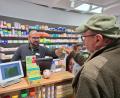 Bild: bl
Michael Jungmann, angestellter Apotheker in der Nabburger Paracelsus-Apotheke, nimmt die Gesundheitskarte eines Kunden entgegen, die den Zugang zum E-Rezept gestattet. Inzwischen ist dieser Vorgang Routine und klappt trotz einiger Kritikpunkte meist ganz gut.