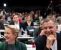 Bild: Hendrik Schmidt/dpa
Ines Schwerdtner und Jan van Aken, neue Parteivorsitzende der Linken, lachen auf dem Bundesparteitag der Partei Die Linke.