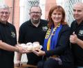 Bild: lst/exb
Reinbeißen und Herz zeigen: Der Lions Club Neustadt/WN-Lobkowitz mit Präsidentin Andrea Gollwitzer (Zweite von rechts), den Vizepräsidenten Sebastian Denzler (Zweiter von links) und Peter Fleischmann (rechts) sowie dem stellvertretenden Vorsitzenden des Lions-Hilfswerkes, Jürgen Schnappauf (links), hoffen auf große Beteiligung an der „Krapfenschmaus“-Aktion 2024.