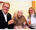 Bild: gf
Bürgermeister Martin Preuß, Jubilarin Hedwig Renner, die ihren 100. Geburtstag feierte, und ihre Tochter Gisela.