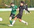 Bild: Gebert
Diese Szene leitete im Spiel FC Tirschenreuth gegen SV Mitterteich II die Wende ein. FC-Spieler Tobias Sammüller (rechts) foulte Julian Enders, der fällige Elfmeter führte zum Anschlusstreffer für Mitterteich. Am Ende gewann die Landesliga-Reserve nach einem 0:2-Rückstand noch mit 5:2.