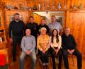 Bild: Maria Pinzer/exb
Firmenchef Max Pinzer dankte Tobias Hütter, Bastian Pinzer, Michael Heining (hinten von rechts), Wolfgang Breitengraser (vorne links), Franz Cahak und Jasmin Neumann (vorne von rechts) für ihre Treue zum Unternehmen. Mit im Bild ist Tanja Pinzer (vorne, Zweite von links).