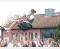 Bild: hme
Das Oberkirwamoidl Laura Hummer wird in die Luft geworfen.