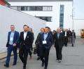 Bild: Hirsch
Geschäftsführer Christoph Stuhldreher (vorne, Zweiter von links) führt die Teilnehmer am Wirtschaftsfrühstück über das Werksgelände der Firma Pharma Stulln.