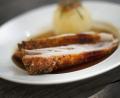 Symbolbild: Victoria Bonn-Meuser/dpa
Ein Teller mit zwei Stücken Schweinebraten und einem Knödel