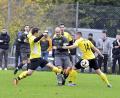 Bild: Hubert Ziegler
Jonas Fischer (Mitte) vom SV Kohlberg muss sich in dieser Szene gegen Ramon Morkus (links) und Martin Wawersig vom SV Hahnbach II durchsetzen.