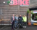 Bild: Stadt Tirschenreuth/Mirko Streich/exb
Bürgermeister Franz Stahl mit Bike-Station-Inhaber Christian Mauerer, Andreas Ockl, Bauamt-Mitarbeiterin Regina Zahn (von links) sowie dem neuen E-Bike vor der Bike-Station.