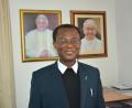 Bild: jr
Neuer Pfarrer in Bad Neualbenreuth ist der 60-jährige Dr. George Nnaemeka Oranekwu. Beim Fototermin im Pfarrbüro rahmten ihn die Päpste Benedikt (links) und Franziskus ein.