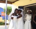 Archivbild: KKNH/exb
Überglücklich veranstalteten Frauen in Kenia eine spontane Brautmodenschau, als die ersten Kleider aus Kemnath eingetroffen waren. Diese werden in einer Schule für Schneiderinnen in Bungoma bei Bedarf abgeändert.