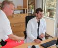 Bild: kro
Dr. Achim Nemsow (links) im Gespräch mit Praktikant Michael Heldwein.