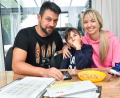 Bild: Petra Hartl
Familie Schuh aus Schäflohe: Links Papa Marco (45), Franz (6) und Mama Lisa (35). Xaver (9) fehlt, er ist gerade in der Schule.