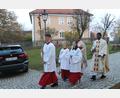 Bild: pi
Pfarrvikar Dr. John Palathinkal (rechts) zieht mit Pfarrer John Subash Vincent und den Ministranten in die Pfarrkirche ein.