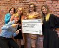 Bild: Stefanie Gradl
Die AOVE erhält den Staatspreis: Vorne (leicht gebückt) Anita Kinscher, Kommunale Jugendarbeit (Koja) Amberg-Sulzbach, hinten (von links) Doris Beer und Sabine Weber, beide AOVE, Katja Stiegler, AOVE-Geschäftsführerin, und Nadine Wagner, Kommunale Jugendpflegerin des Landkreises Amberg-Sulzbach.