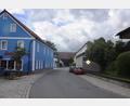 Bild: fz
Ab dem Hermann-Wirtshaus gibt es in der Ortsdurchfahrt von Etzenricht zwei enge Kurven. Beim Gasthof Riebel, hier am Bild, geht es ein Stück geradeaus und dann wieder in eine enge Linkskurve zum Dorfplatz hin. Eine Notwendigkeit für eine Begrenzung auf Tempo 30 sehen hier die Verkehrsbehörden aber nicht.