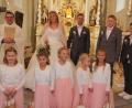 Bild: kro
Sandra und Marco Nickl wurden von ihren beiden Söhnen Nico und Luca sowie fünf Brautmädchen zum Altar begleitet. Pfarrer Konrad Amschl zelebrierte den Trauungsgottesdienst.