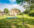 Bild: Thomas Kujat/exb
Für Kinder ist auf dem Meuerhof viel geboten. Sie können auf einem Abenteuerspielplatz herumtoben, können Ziegen streicheln, in einer speziellen Scheune spielen oder in einem Teich schwimmen.