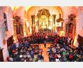 Bild: fvo
Den krönenden Abschluss des Kreiskonzerts am Fahrenberg bildet der gemeinsame Kanon „Dona nobis Pacem“, bei dem die rund 200 Sängerinnen und Sänger gemeinsam die Kirche mit ihren Stimmen erfüllen. Der Altarraum kann die Sängerinnen und Sänger kaum fassen. Dirigent: Alexander Völkl aus Pleystein.