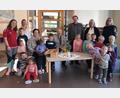 Bild: Sabine Maderer
Eine Spende über 1150 Euro überreicht Altbürgermeister Hubert Pröls für das Landkinderhaus in Trausnitz.