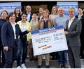 Bild: Gerd Baumann/Sparda-Bank Ostbayern eG/exb
Sabine Seberak und Michael Gruber (beide mit Scheck) von der Sparda-Bank übergeben eine 25.000-Euro-Spende an die Vertreter von fünf Vereinen aus dem Raum Amberg-Sulzbach.