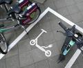 Symbolbild: Arne Dedert/dpa
Ein Piktogramm markiert eine Abstellfläche für E-Scooter. In Amberg ist so ein Elektro-Roller vor einer Schule gestohlen worden.