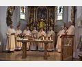 Bild: bnr
Den Festgottesdienst zum 175-jährigen Jubiläum der Katholischen Arbeiter-Bewegung in der St. Anna Kirche in Wernberg feiert Generalvikar Dr. Roland Bast (Mitte) in Konzelebration mit acht weiteren Geistlichen.