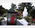 Symbolbild: Christian Charisius
Ein Grablicht brennt in einer Laterne auf dem Friedhof.