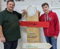 Bild: pz
Helmut Zeitler und Florian Müller (rechts) vor der Skulptur, die anlässlich des 25-jährigen Bestehens der Partnerschaft der Jugendrotkreuz-Gruppen Waldsassen und Osterhofen übergeben wurde.