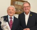 Bild: gf
Bürgermeister Martin Preuß (rechts) gratulierte Ernst Guttenberger zu seinem 95. Geburtstag mit dem Ehrenkrug der Stadt Amberg.