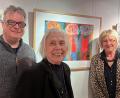 Bild: Daniela Weiland
Marianne Neugebauer, hier vor einer Arbeit ihre verstorbenen Mannes ist glücklich, dass das Nabburger Schmidt-Haus das Werk Wolfgang Neugebauers würdigt. Mit im Bild Neffe Hans Weiland und Kuratorin Irene Ehemann (rechts)