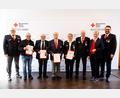 Bild: Matthias Balk/exb
Mitglieder des BRK aus dem Kreisverband Tirschenreuth wurden bei einem Festakt in Berching mit goldenen Ehrenzeichen ausgezeichnet. Von links Kreisbereitschaftsleiter Christian Stahl, Dr. Wolfgang Fortelny, Josef Chrobok, Wilfried Arnold, Iris Schade, Detlef Schade, BRK-Präsidentin Angelika Schorer und Bereitschaftsleiter Sven Lehner (Erbendorf).