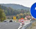 Bild: Petra Hartl
Bei der neugebauten Mönlas-Brücke ist eine Anschlussrampe noch immer nicht freigegeben.