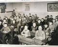 Archivbild: sl
Die erste, zweite und dritte Klasse, die Unterklasse (Februar 1961) mit der damaligen Lehrerin Ingrid Merkl (links stehend) im alten Schulhaus, heute Schützenheim.