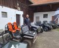 Bild: bl
Diese Flotte mit Mini-Autos, die Michael Wölker hier vor dem Lager in Fensterbach präsentiert, hat weltweit ihre Fans.