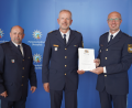 Bild: Polizeipräsidium Oberpfalz, PHMin Edith Mantel/exb
Der Chef Thomas Dietrich (rechts) geht, der Vize Manfred Plößner (links) springt vorübergehend an der Spitze der PI Auerbach ein, erklärte Polizeipräsident Thomas Schöniger (Mitte).