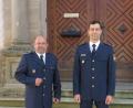 Bild: Polizeiinspektion Auerbach in der Oberpfalz
Bei der Polizei in Auerbach übergibt (von links) Polizeihauptkommissar Manfred Plößner den Stab an Polizeioberkommissar Alexander Schmitt.