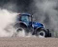 Symbolbild: Jan Woitas/dpa
Ein Traktor ist im Landkreis Schwandorf über frischen Teer gefahren.