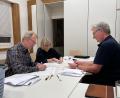 Bild: Gentzwein/exb
Der gemeinsame Vertrauensausschuss der Gemeinden Schwarzenfeld, Nabburg und Pfreimd machte sich am Sonntag im Bonhoefferhaus in Nabburg an die Auszählung der Stimmen. Von links nach rechts: Roland Willecke, Nicole Blank und Rolf Linke bei der Arbeit.