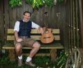 Bild: Thomas Mayer
Seit mehr als 20 Jahren begeistert der niederbayerische Musikkabarettist Thomas Mayer alias Vogelmayer seine Zuhörer in ganz Bayern mit Musik und Humor – im November auch in Eslarn.