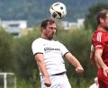 Archivbild: G. Büttner
Im Spiel gegen Kirchenthumbach gelang der DJK Weiden (weiße Trikots) bislang der einzige Sieg der Saison. Nun wechselte das Tabellenschlusslicht den Trainer und will am gegen Haidenaab am Sonntag die Wende einleiten.