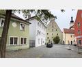 Bild: Gabi Schönberger
Die Gebäude am Pfarrplatz mit dem Betsaal (links) und dem Pfarrhaus (weißes Haus) sollen in Sichtweite der Michaelskirche unter dem Namen "Dekanatshaus" das neue evangelische Zentrum in Weiden werden.